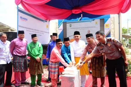 Gubernur Riau Resmikan Pengoperasian Listrik Masuk Desa 13 Tempat